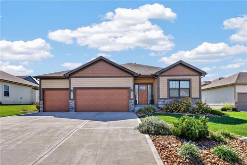 13755 Nw 75th St, Parkville, MO, 64152-5142 | Card Image