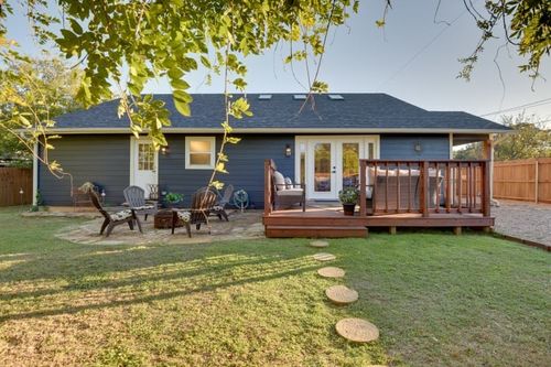520 W Bluff St, Granbury, TX, 76048-1925 | Card Image