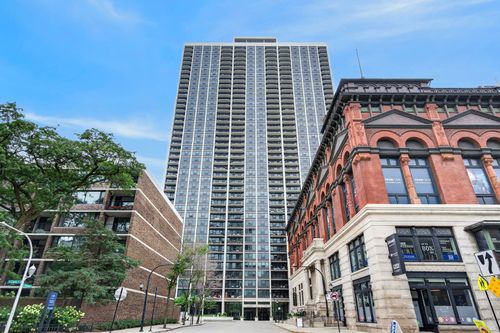 1905j-1560 N Sandburg Terrace, Chicago, IL, 60610 | Card Image