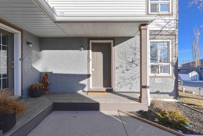 1701 Signal Hill Green Sw, Home with 3 bedrooms, 3 bathrooms and 1 parking in Calgary AB | Image 27