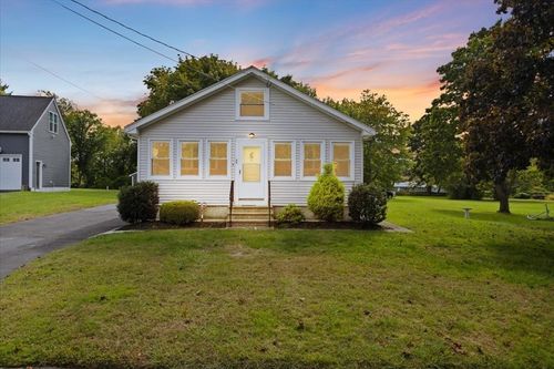 52 Calef Ave, Swansea, MA, 02777-1404 | Card Image