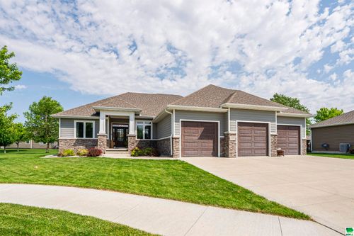 585 Sandstone Cir, Dakota Dunes, SD, 57049-5401 | Card Image