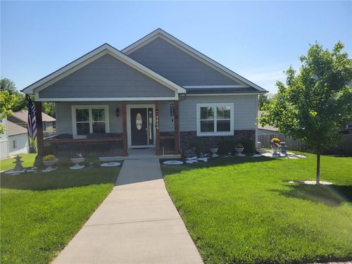 8465 Ottawa St, De Soto, KS, 66018-8311 | Card Image