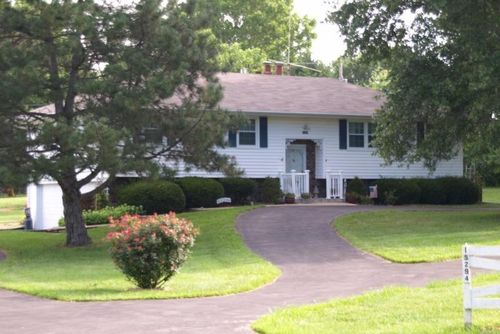 15294 Skyway Dr, Bonner Springs, KS, 66012-7130 | Card Image