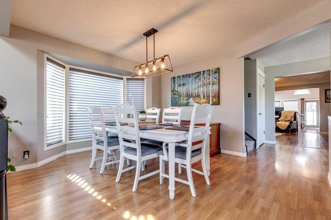 4 Strathwood Bay Sw, Home with 3 bedrooms, 2 bathrooms and 4 parking in Calgary AB | Image 7