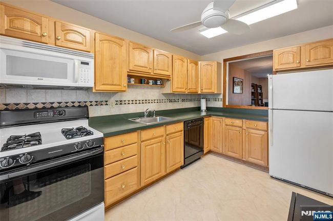 181 Long Hill Rd, House attached with 2 bedrooms, 3 bathrooms and null parking in Little Falls NJ | Image 27