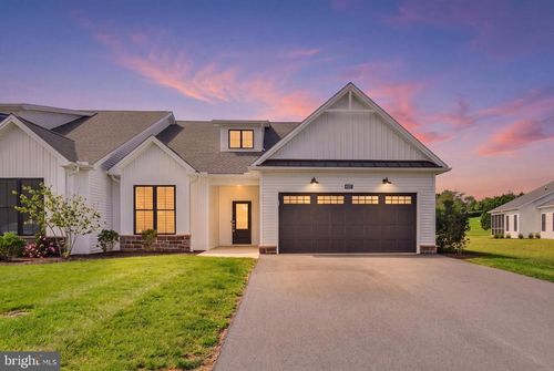 4527 Range Runner Dr, FAYETTEVILLE, PA, 17222-7706 | Card Image