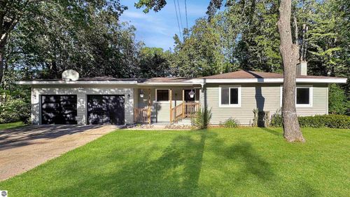 226 Seneca Pl, Cadillac, MI, 49601-9243 | Card Image