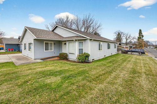 1035 N Keene Way Dr, Medford, OR, 97504-6253 | Card Image