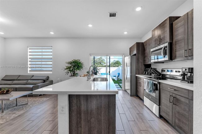 809 Se 16 Th Ct, Townhouse with 3 bedrooms, 3 bathrooms and null parking in Homestead FL | Image 40