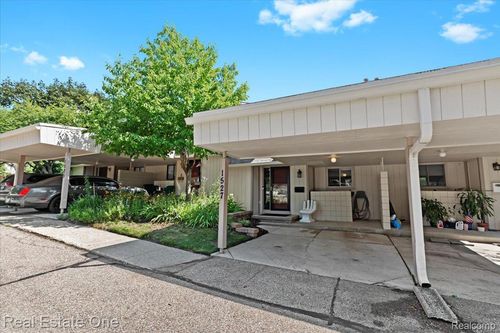 1527 Charter Oak Dr, Rochester Hills, MI, 48309-2703 | Card Image