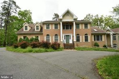 8330 Westchester Dr, VIENNA, VA, 22182-5218 | Card Image