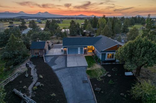 64911 Glacier View Dr, Bend, OR, 97703-8985 | Card Image