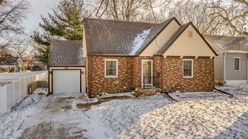 3213 45th St, Des Moines, IA, 50310-3527 | Card Image