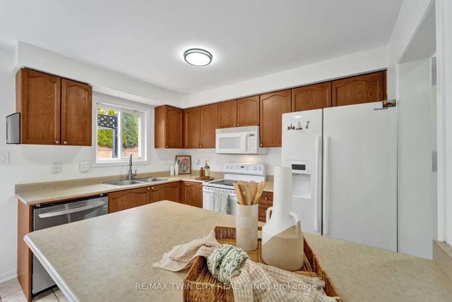 132 Kirkland Pl, House attached with 3 bedrooms, 3 bathrooms and 2 parking in Whitby ON | Image 7
