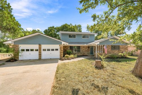 924 Wade Dr, Bedford, TX, 76022-7451 | Card Image