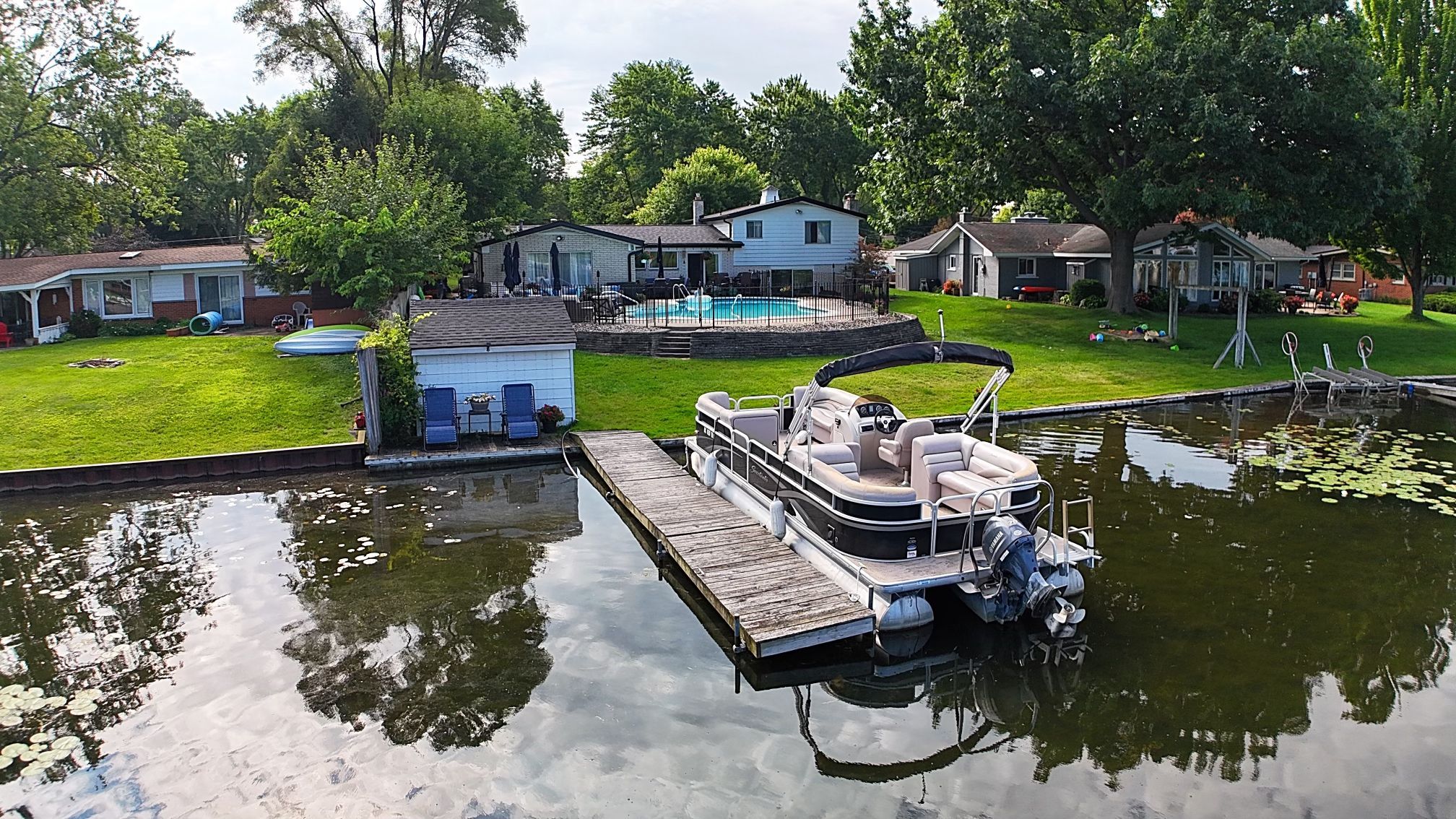Dill Dr, Waterford, MI 48329