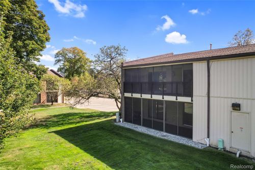 bldg-7-18323 University Park Dr, Livonia, MI, 48152-2627 | Card Image