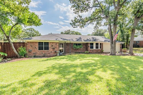 833 W Cheryl Ave, Hurst, TX, 76053-4844 | Card Image