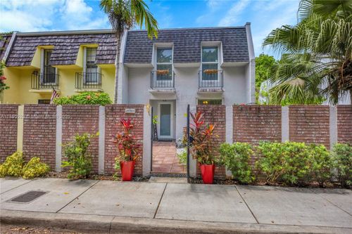 9751 Sw 92nd Ter, Miami, FL, 33176-1801 | Card Image