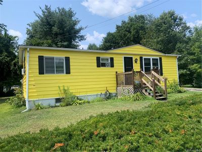 Manufactured / mobile home with a front lawn | Image 1