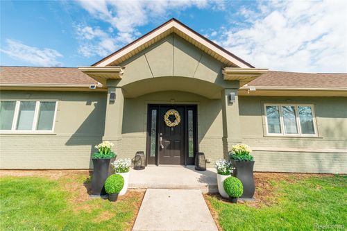 21527 Parke Ln, Grosse Ile, MI, 48138-1339 | Card Image