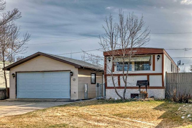 2 21 A Street Close, Home with 2 bedrooms, 1 bathrooms and 4 parking in Bowden AB | Image 2