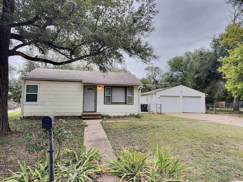 504 E 9th St, Newton, KS, 67114-2304 | Card Image