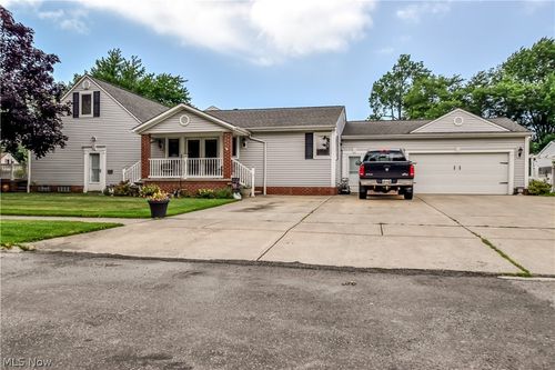 439 E 305th St, Willowick, OH, 44095-3743 | Card Image