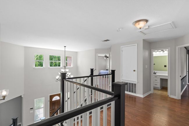 Upstairs landing/loft area. | Image 23
