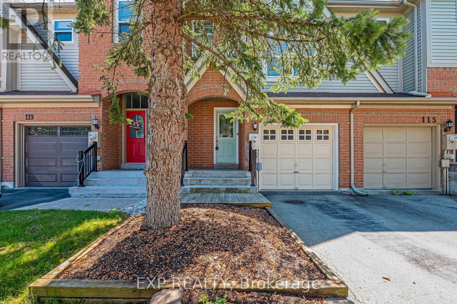 Residential Lease in Aurora (Bayview Wellington)