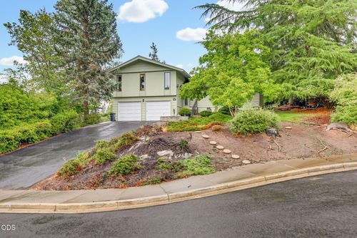 470 S Stoneham Cir, Medford, OR, 97504-6353 | Card Image