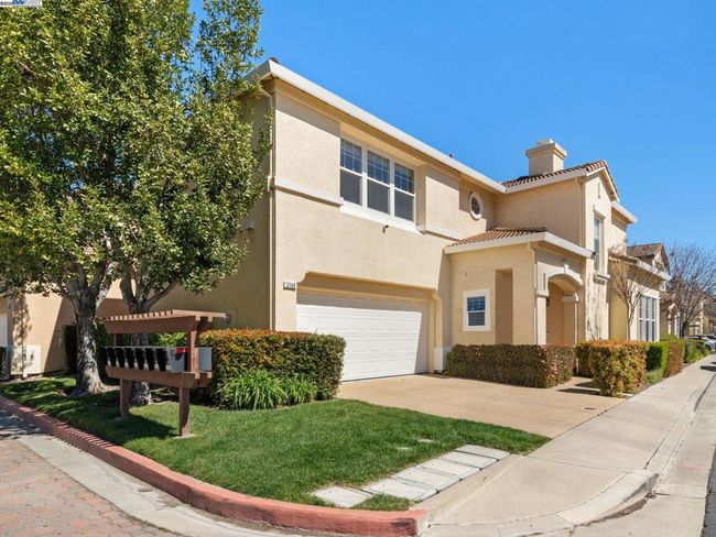 GREAT CURB APPEAL | Image 5