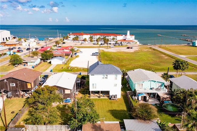 207 S 2 Nd St, House other with 4 bedrooms, 3 bathrooms and 6 parking in Rockport TX | Image 35