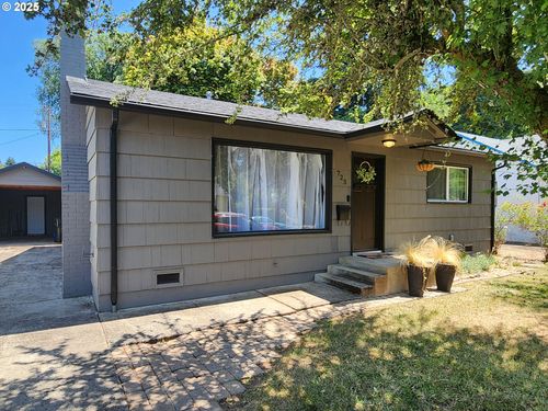 723 W Union St, Roseburg, OR, 97471-2858 | Card Image
