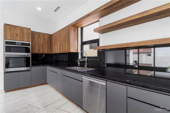 2228 S 45 Th St, House other with 3 bedrooms, 3 bathrooms and 2 parking in McAllen TX | Image 11