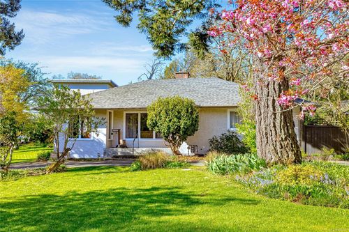 886 Cunningham Rd, Esquimalt, BC, V9A4M6 | Card Image