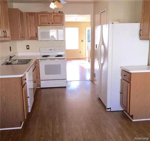 23293 Cornerstone Village Dr, Southfield, MI, 48075-3684 | Card Image