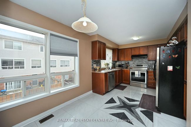 39 Decker Hollow Cir, House attached with 3 bedrooms, 6 bathrooms and 2 parking in Brampton ON | Image 6