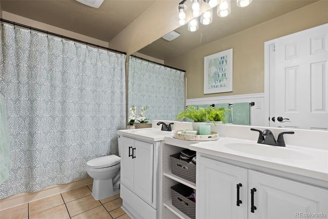 Bathroom with dual sinks and tub! | Image 14