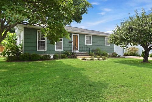 244 Neptune Avenue, Babylon, NY, 11704 | Card Image