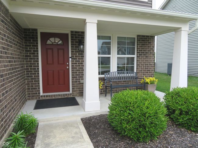 Nice covered front porch | Image 4