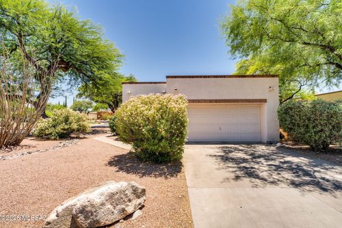 5560 E Miles Cir, Tucson, AZ, 85712-5240 | Card Image