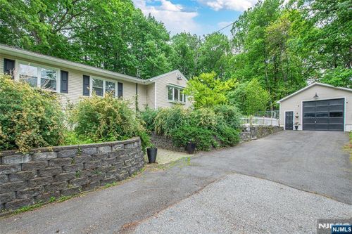 9 Albert St, West Milford, NJ, 07480-3413 | Card Image