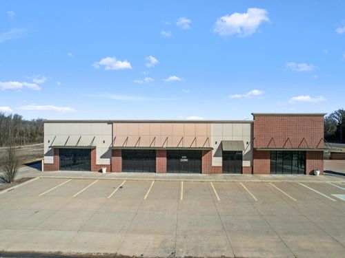3179 N Main St, North Newton, KS, 67117-9006 | Card Image
