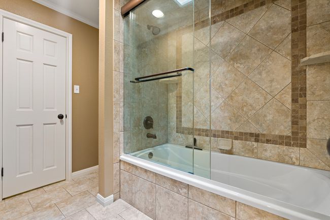Tiled shower / bath combo | Image 26