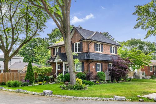 33 Mcintosh Ave, Etobicoke, ON, M8Y3E1 | Card Image