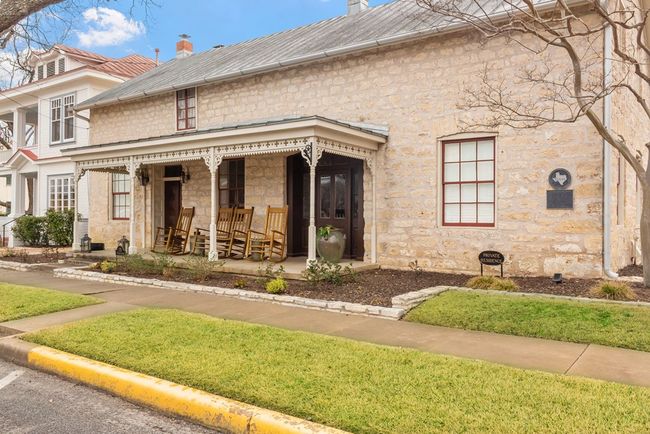 125 W San Antonio St, Home with 2 bedrooms, 3 bathrooms and 2 parking in Fredericksburg TX | Image 4