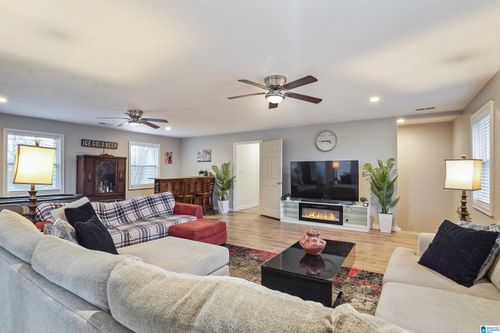 5041 Roselyn Rd, BESSEMER, AL, 35022-6352 | Card Image