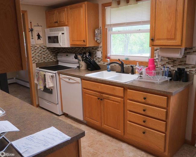 181 Center Point Dr, Home with 3 bedrooms, 2 bathrooms and 5 parking in Montezuma IA | Image 34